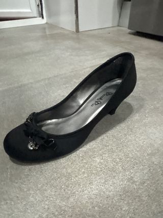 Tacones negros con adorno