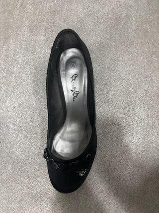 Tacones negros con adorno