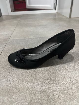 Tacones negros con adorno