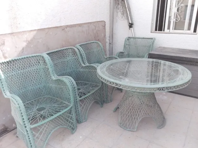 Mesa y 4 Sillas fabricadas en hierro y de Ratan.