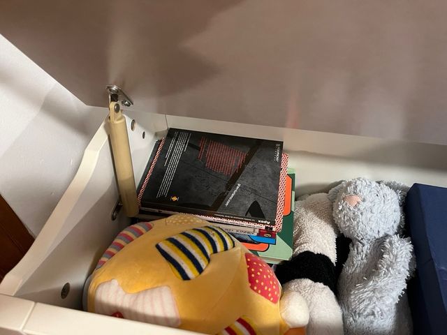 Banco infantil blanco con almacenaje