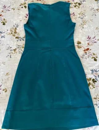 Vestido azul con apliques dorados