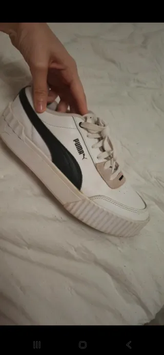 Zapatillas Puma Blancas y Beige