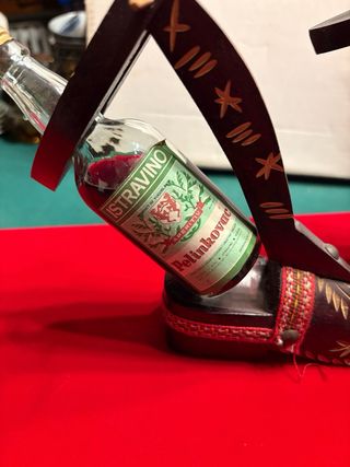 Antiche portabottiglie in legno con bottiglie