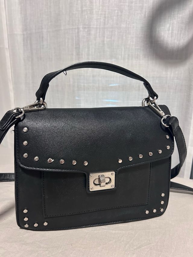Bolso negro pequeño con tachuelas
