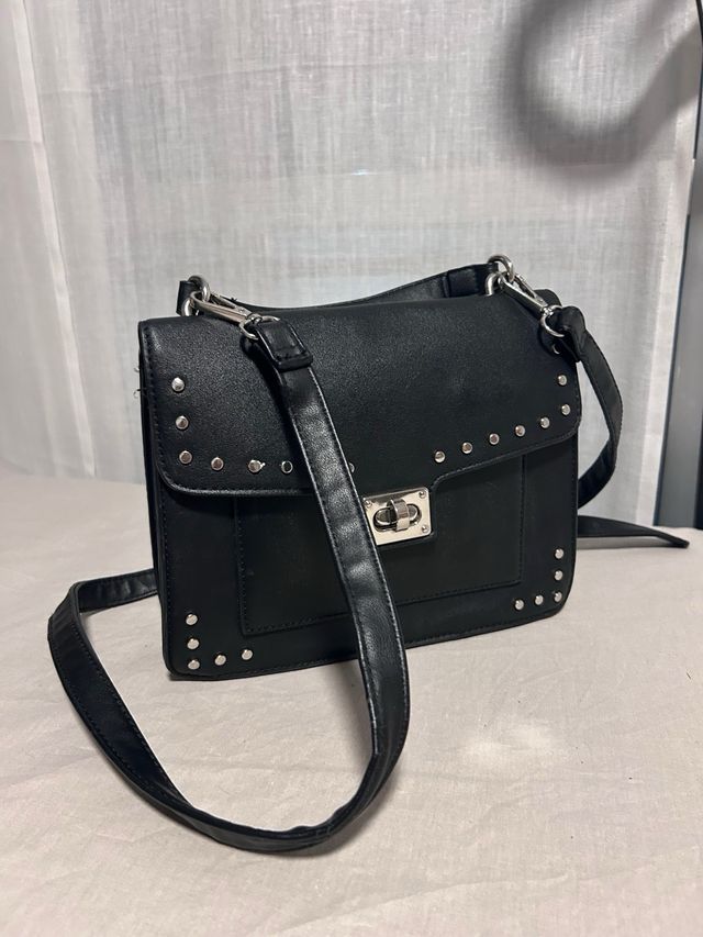 Bolso negro pequeño con tachuelas