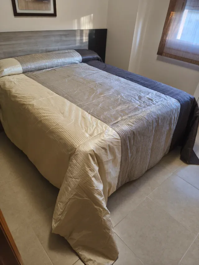 Colcha edredón poliéster beige y gris