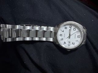 Reloj Casio plateado y blanco