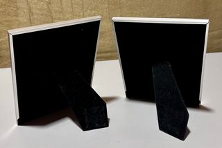 Marcos de fotos plateados y blancos