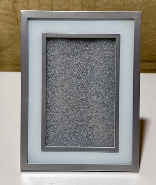 Marcos de fotos plateados y blancos