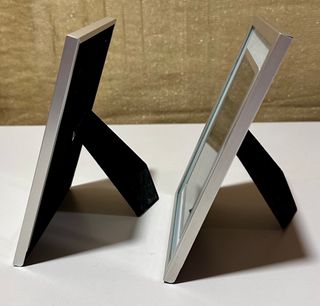 Marcos de fotos plateados y blancos