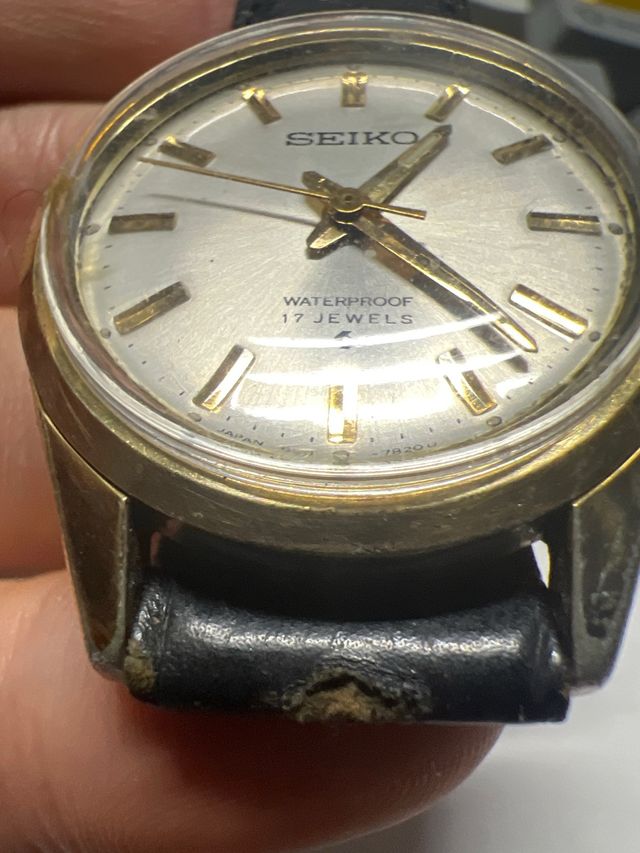 Reloj Seiko Dorado y Negro