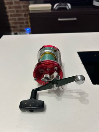 Carrete de pesca rojo