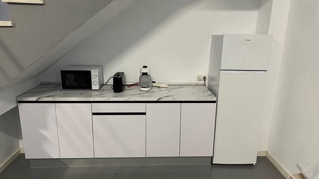 Mueble de cocina blanco y gris