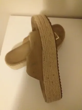 Sandalias cuña beige con hebillas