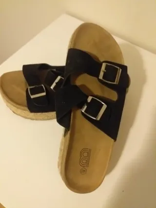 Sandalias negras y marrones con plataforma