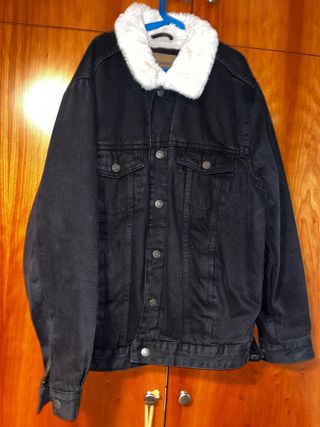 Chaqueta vaquera Pull&Bear negra con borreguito S