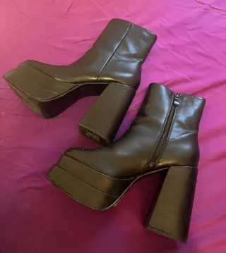 Botines negros con plataforma alta