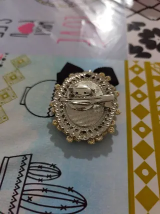 Broche vintage elegante con lazo y corona