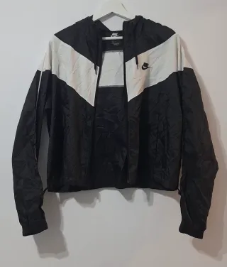 Chaqueta Nike Sportswear Negra y Blanca