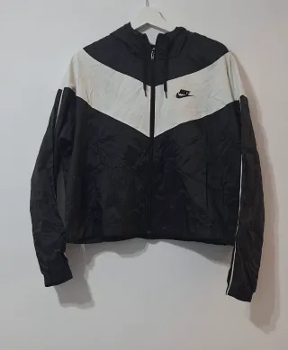 Chaqueta Nike Sportswear Negra y Blanca