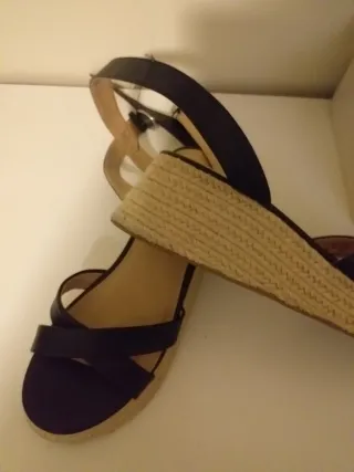 Sandalias cuña negras y beige