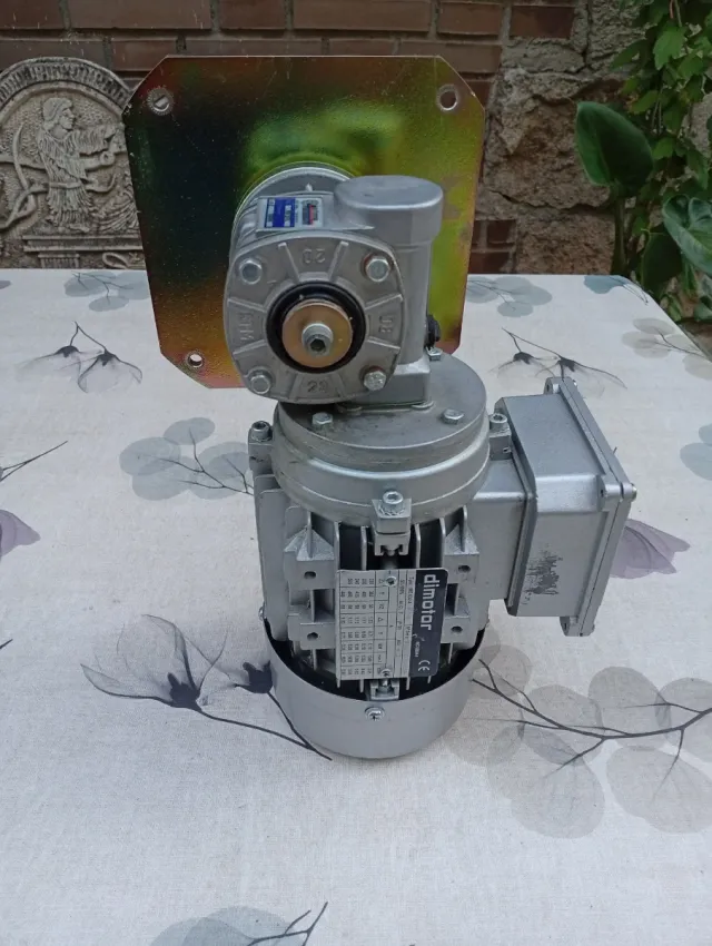 Motor reductor trifásico Dimotor