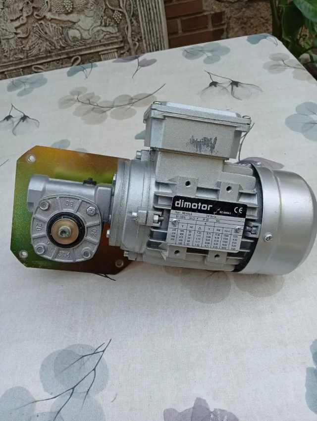 Motor reductor trifásico Dimotor