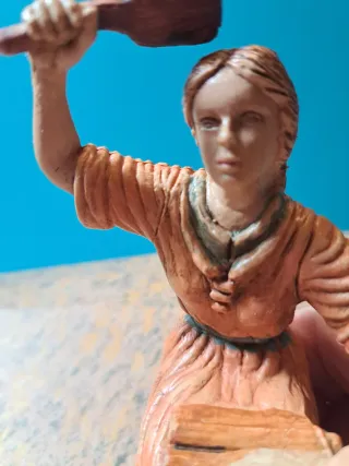 Figura Belén Mujer Lavando Ropa