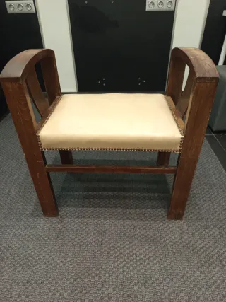 Sillón ancho madera y cuero antiguo