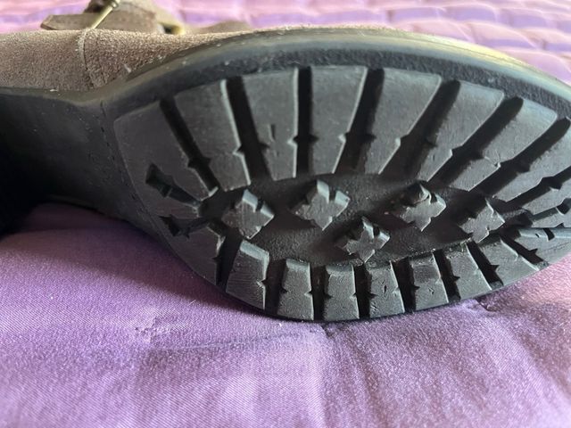 Botines de ante marrón con hebilla