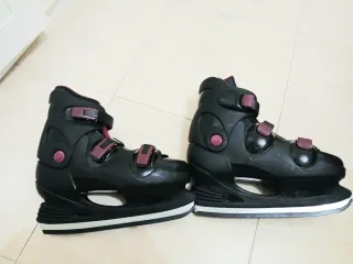 Patines de hielo negros y fuxia ajustables.