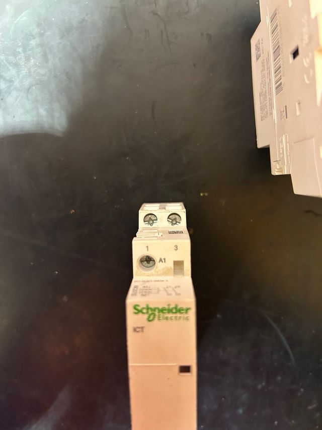 2 Contactores Schneider Electric ICT 25A