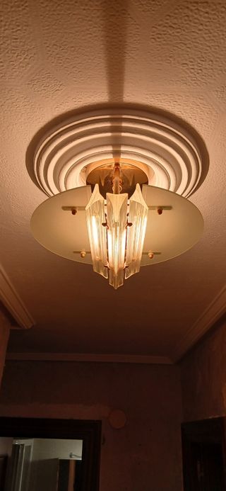 Lámpara de techo dorada y cristal