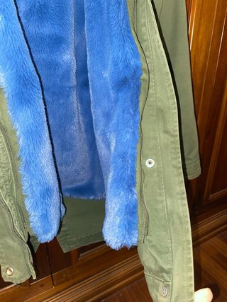 Parka bambina verde con cappuccio blu