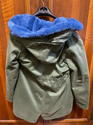 Parka bambina verde con cappuccio blu