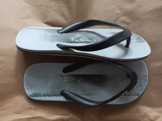 Chanclas Quiksilver grises y negras