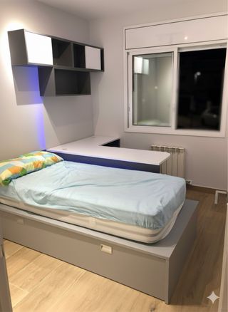 Habitación completa juvenil moderna y cuidada.