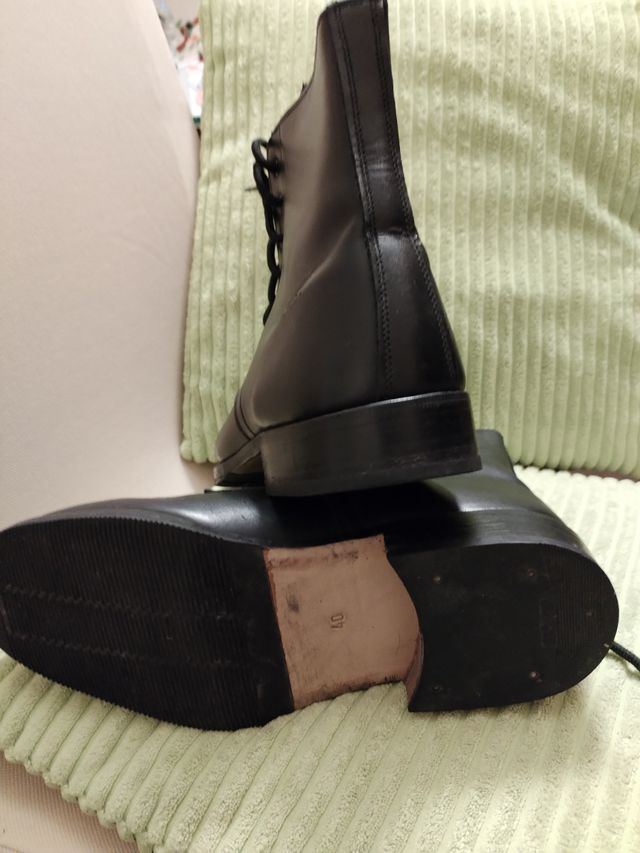 Scarponcini neri in pelle