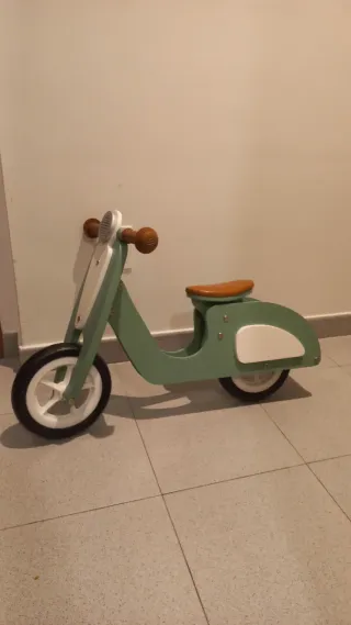 Bicicleta de equilibrio infantil.