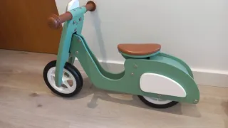 Bicicleta de equilibrio infantil.