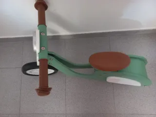 Bicicleta de equilibrio infantil.
