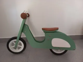 Bicicleta de equilibrio infantil.