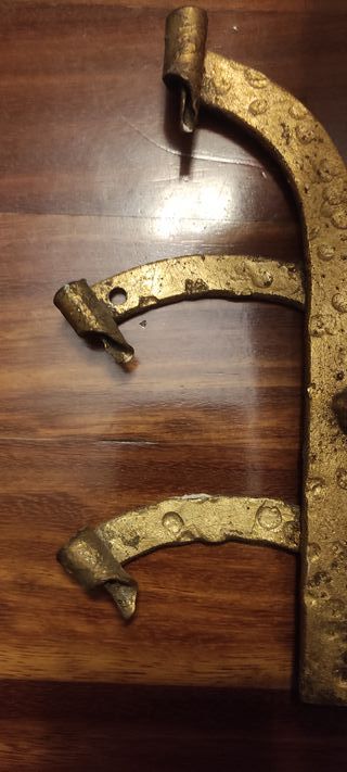Apliques dorados de metal