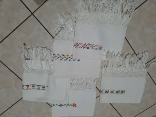 Asciugamani bianchi con ricami colorati