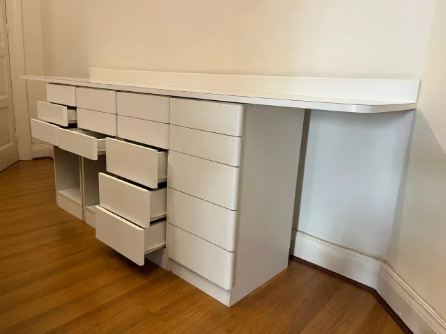 Mueble de oficina blanco con cajoneras y tablero