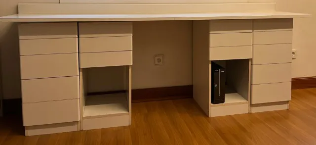 Mueble de oficina blanco con cajoneras y tablero