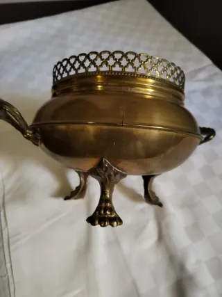 Taça em metal com pés