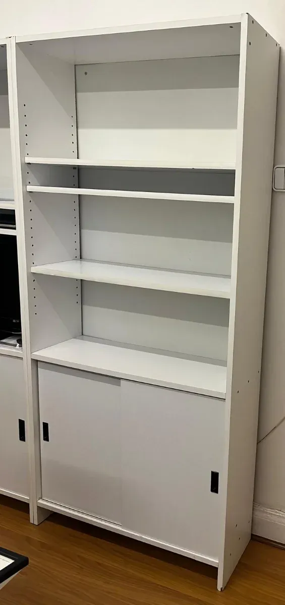11 Estantería blanca con puertas correderas