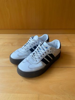 Zapatillas blancas con rayas